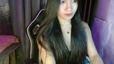 Snapshot of urasiansexbombgirlxxx chatting on December 8, 12:51 am Elizabeth online show from December 8, 12:51 am