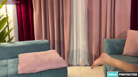 Snapshot of urgoddessjenny chatting on December 28, 8:36 pm Jenny online show from December 28, 8:36 pm