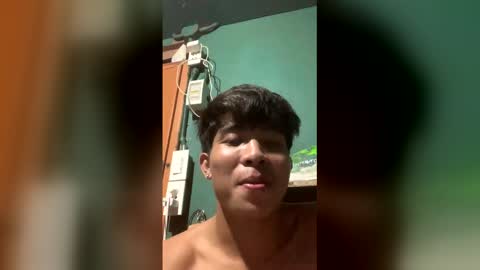 Snapshot of urhot_jeremyxx chatting on December 15, 4:17 am jeremy online show from December 15, 4:17 am