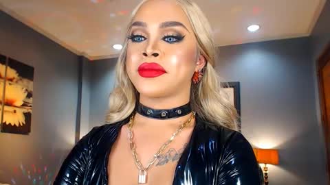 Snapshot of urmajestytyra chatting on January 17, 2:29 am UrMajestyTyra online show from January 17, 2:29 am