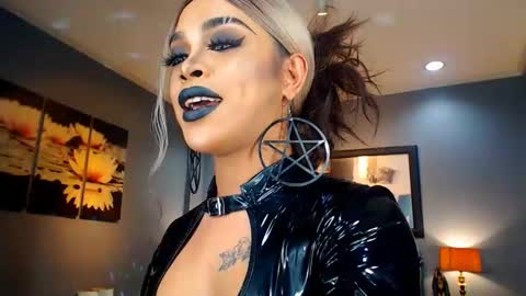 Snapshot of urmajestytyra chatting on February 5, 3:45 am UrMajestyTyra online show from February 5, 3:45 am