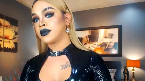 Snapshot of urmajestytyra chatting on February 25, 2:03 am UrMajestyTyra online show from February 25, 2:03 am