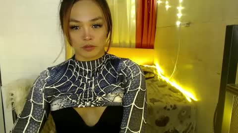 Snapshot of ursexy_debra chatting on December 13, 5:49 am TYRA online show from December 13, 5:49 am