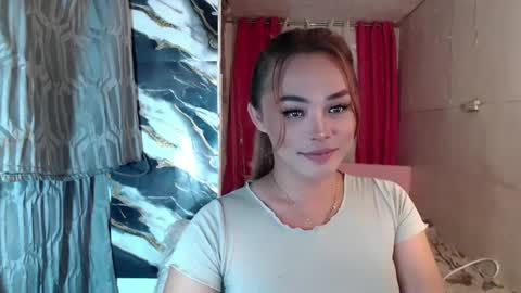 Snapshot of ursexy_debra chatting on December 21, 12:38 pm TYRA online show from December 21, 12:38 pm