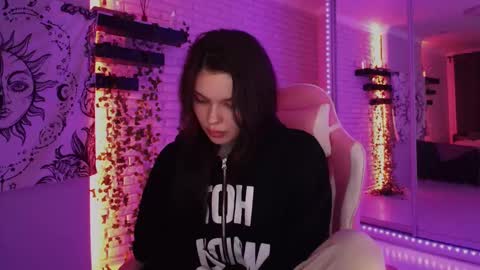 Snapshot of uwu_eva chatting on December 8, 7:54 pm Eva online show from December 8, 7:54 pm