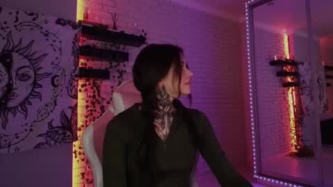 Snapshot of uwu_eva chatting on December 9, 9:28 am Eva online show from December 9, 9:28 am