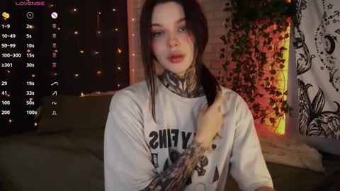 Snapshot of uwu_eva chatting on December 13, 10:30 am Eva online show from December 13, 10:30 am