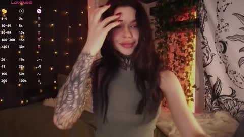 Snapshot of uwu_eva chatting on December 14, 10:02 am Eva online show from December 14, 10:02 am