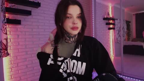 Snapshot of uwu_eva chatting on December 16, 9:14 am Eva online show from December 16, 9:14 am