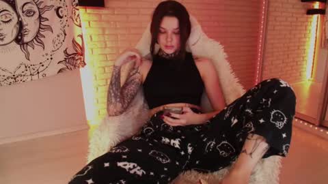 Snapshot of uwu_eva chatting on December 16, 11:39 pm Eva online show from December 16, 11:39 pm