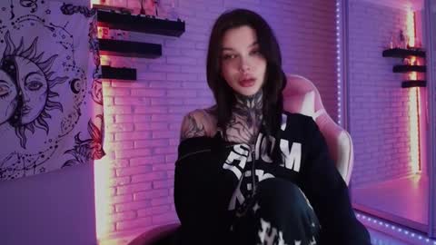 Snapshot of uwu_eva chatting on December 17, 9:50 am Eva online show from December 17, 9:50 am