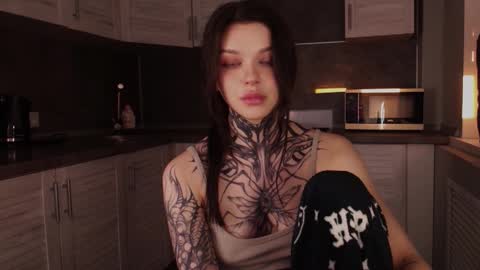 Snapshot of uwu_eva chatting on December 18, 1:23 pm Eva online show from December 18, 1:23 pm