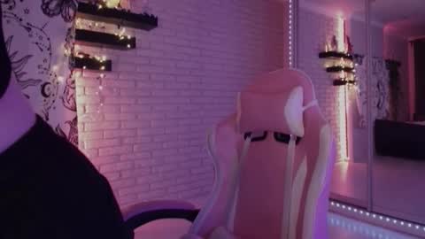 Snapshot of uwu_eva chatting on December 23, 4:28 pm Eva online show from December 23, 4:28 pm