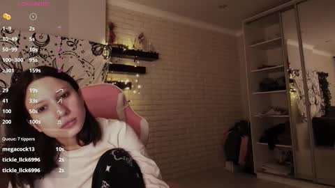 Snapshot of uwu_eva chatting on January 3, 7:07 pm Eva online show from January 3, 7:07 pm