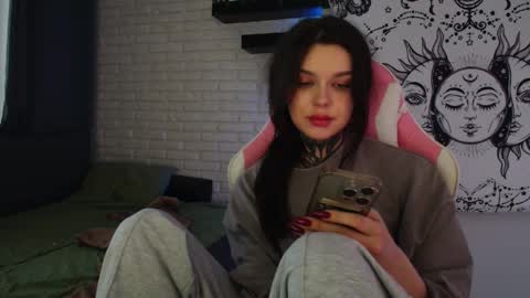 Snapshot of uwu_eva chatting on January 17, 5:11 am Eva online show from January 17, 5:11 am