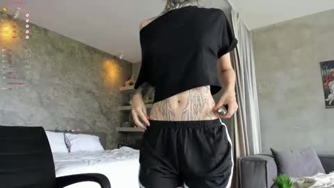 Snapshot of uwu_eva chatting on November 10, 4:55 am Eva online show from November 10, 4:55 am