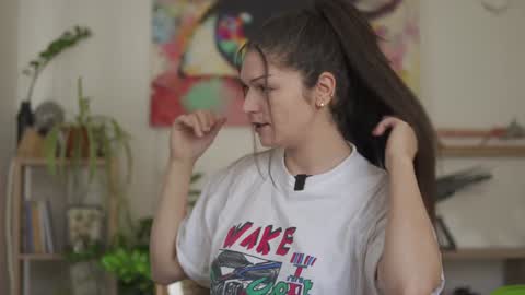 Snapshot of v_deville chatting on December 2, 8:41 am Mia online show from December 2, 8:41 am