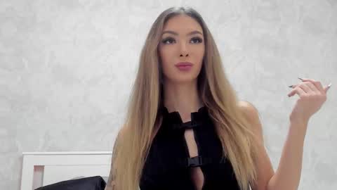 Snapshot of v_deville chatting on September 19, 8:16 am Mia online show from September 19, 8:16 am