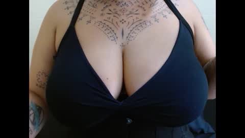 Snapshot of vaholiver chatting on December 7, 3:30 pm Vah Oliver online show from December 7, 3:30 pm