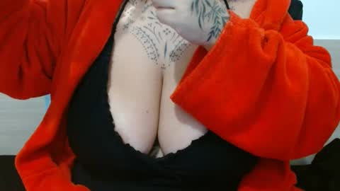 Snapshot of vaholiver chatting on October 31, 11:22 am Vah Oliver online show from October 31, 11:22 am