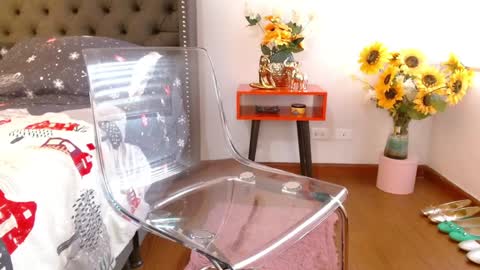 Valen Ferrer online show from December 19, 10:00 pm