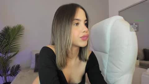 Snapshot of valentina_m17 chatting on January 23, 11:36 pm VALENTINA online show from January 23, 11:36 pm