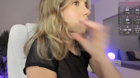 Snapshot of valentina_m17 chatting on March 11, 11:48 pm VALENTINA online show from March 11, 11:48 pm