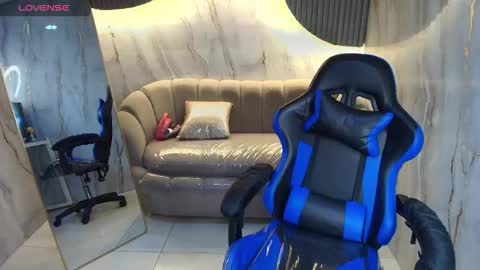 Snapshot of valentina_r_ chatting on November 30, 3:21 am Valentina online show from November 30, 3:21 am