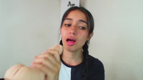 Snapshot of vallery_evanss chatting on December 11, 4:31 pm Taty independent account online show from December 11, 4:31 pm