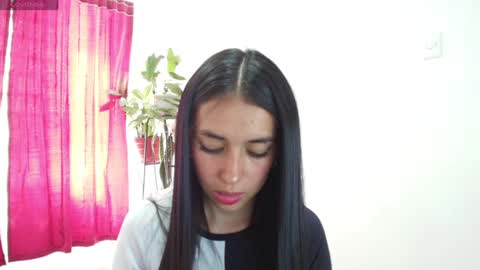 Snapshot of vallery_evanss chatting on February 6, 4:25 pm Taty independent account online show from February 6, 4:25 pm