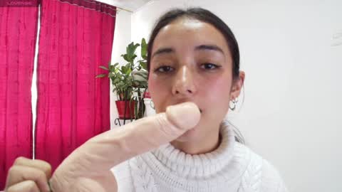 Snapshot of vallery_evanss chatting on February 7, 7:27 pm Taty independent account online show from February 7, 7:27 pm