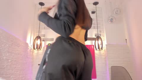 Vallolet Peach  online show from January 7, 12:20 pm