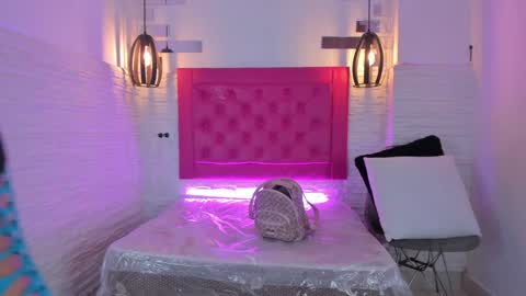 Vallolet Peach  online show from February 7, 11:12 am