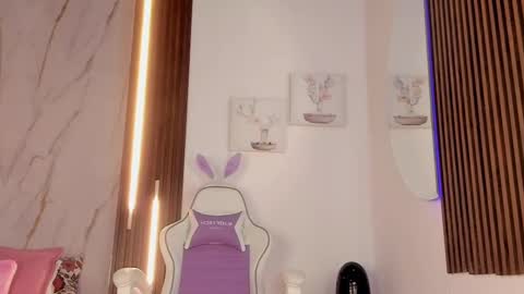 Vallolet Peach  online show from September 16, 12:06 pm