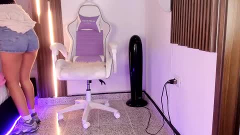 Vallolet Peach  online show from October 18, 11:44 am