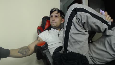 david guzman i model independenthelp me with a thumbs up online show from January 17, 11:51 pm