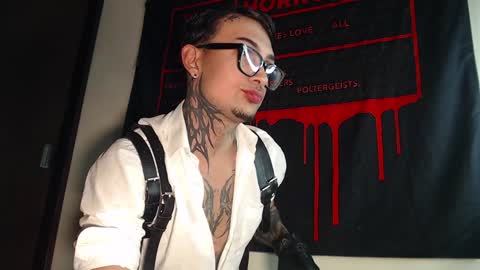 david guzman i model independenthelp me with a thumbs up online show from January 31, 4:36 am