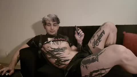 david guzman i model independenthelp me with a thumbs up online show from March 5, 2:25 am