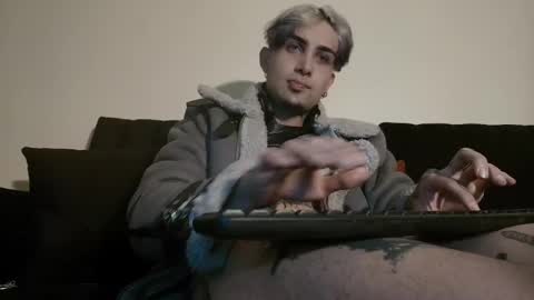 david guzman i model independenthelp me with a thumbs up online show from March 8, 4:23 am