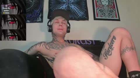 david guzman i model independenthelp me with a thumbs up online show from November 18, 1:55 am