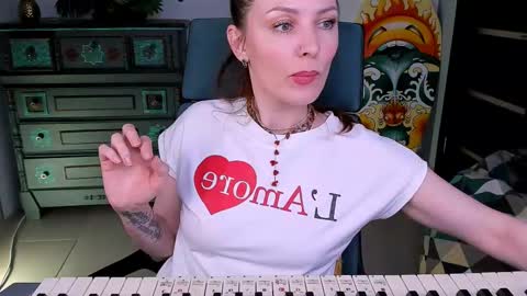 Snapshot of vandarossi chatting on February 9, 2:29 pm Vanda online show from February 9, 2:29 pm