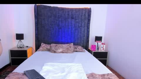 Snapshot of vanessaparis_ chatting on November 15, 9:32 pm Vanessa Sexy Paris online show from November 15, 9:32 pm