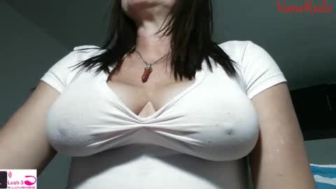 Snapshot of vanessared2 chatting on October 8, 12:41 am Vanesared2 online show from October 8, 12:41 am