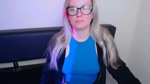 Mia online show from September 25, 7:34 am