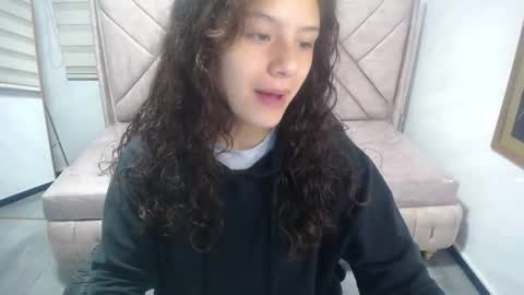 velvet_moon_v online show from September 30, 1:05 pm