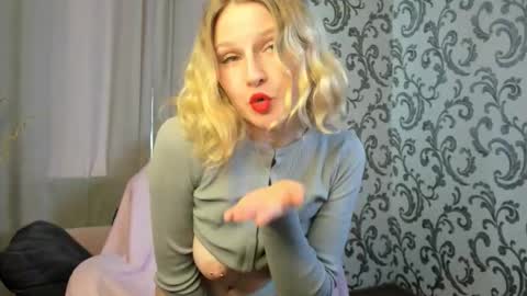 velvet_peach_ online show from October 5, 11:30 am