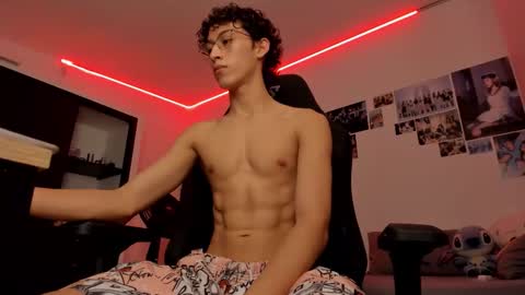 Snapshot of velvet_skyn chatting on October 15, 3:17 am juansito online show from October 15, 3:17 am