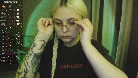 Snapshot of vendymories chatting on October 15, 5:51 am eva 3 online show from October 15, 5:51 am