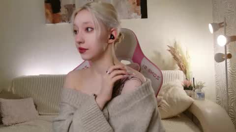 Mia online show from October 18, 6:16 am