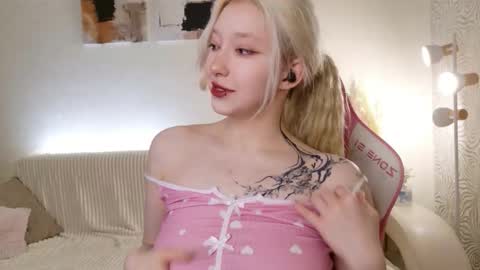 Mia online show from October 22, 2:06 pm